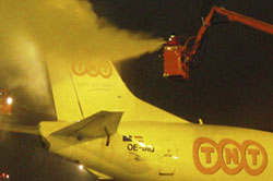 De-icing a TNT plane at Liège airport De-icing a TNT plane at Liège airport